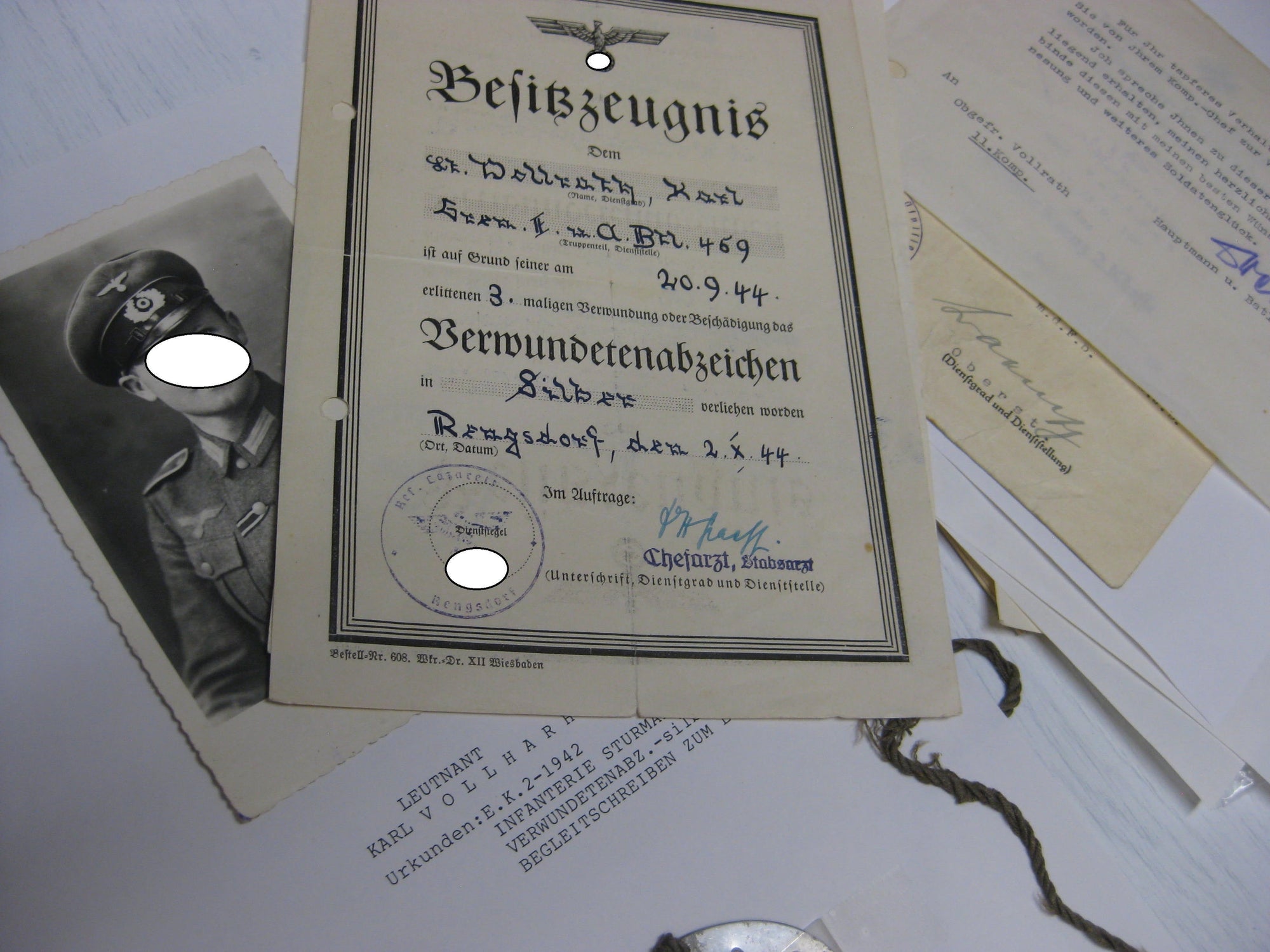 Besitzzeugnis Verleihungsurkunde Eisernes Kreuz Verwundetenabzeichen Silber E-Marke Wehrmacht