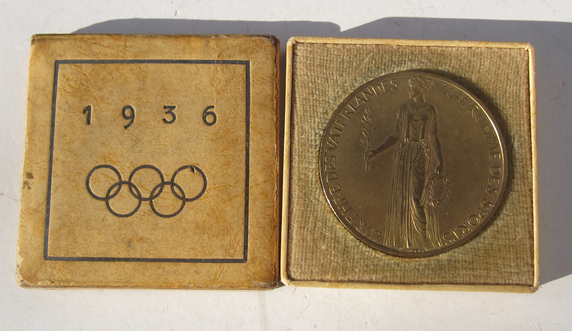 Medaille Olympische Spiele 1936 in Schachtel Weimar in Thüringen