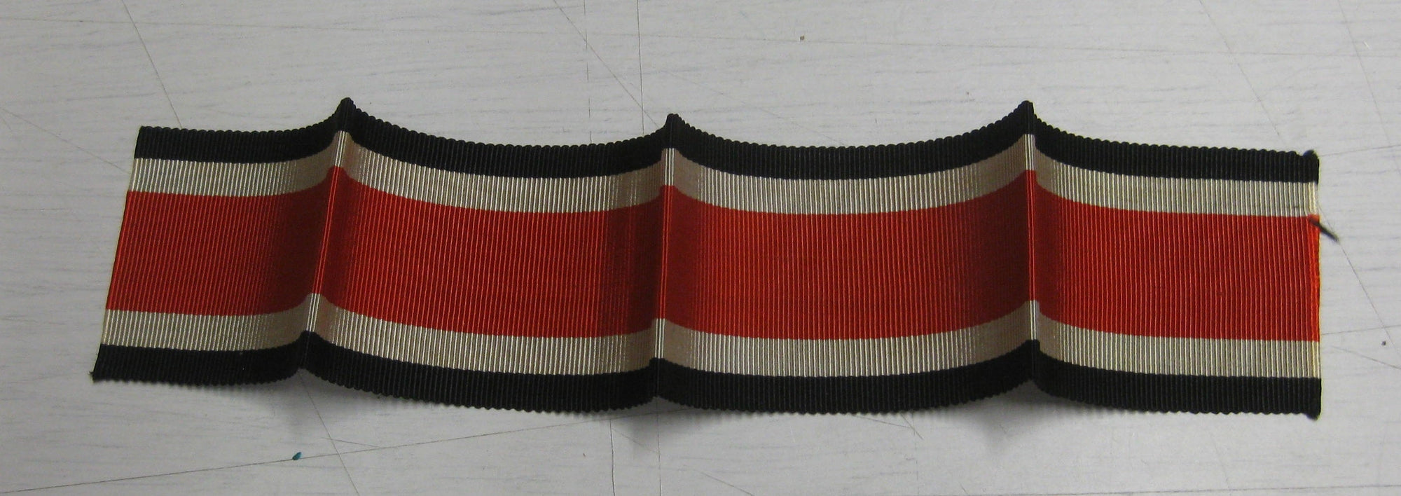 H.W.    ORIGINAL Bandabschnitt Ordensband Halsband für Ritterkreuz des Eisernen Kreuzes