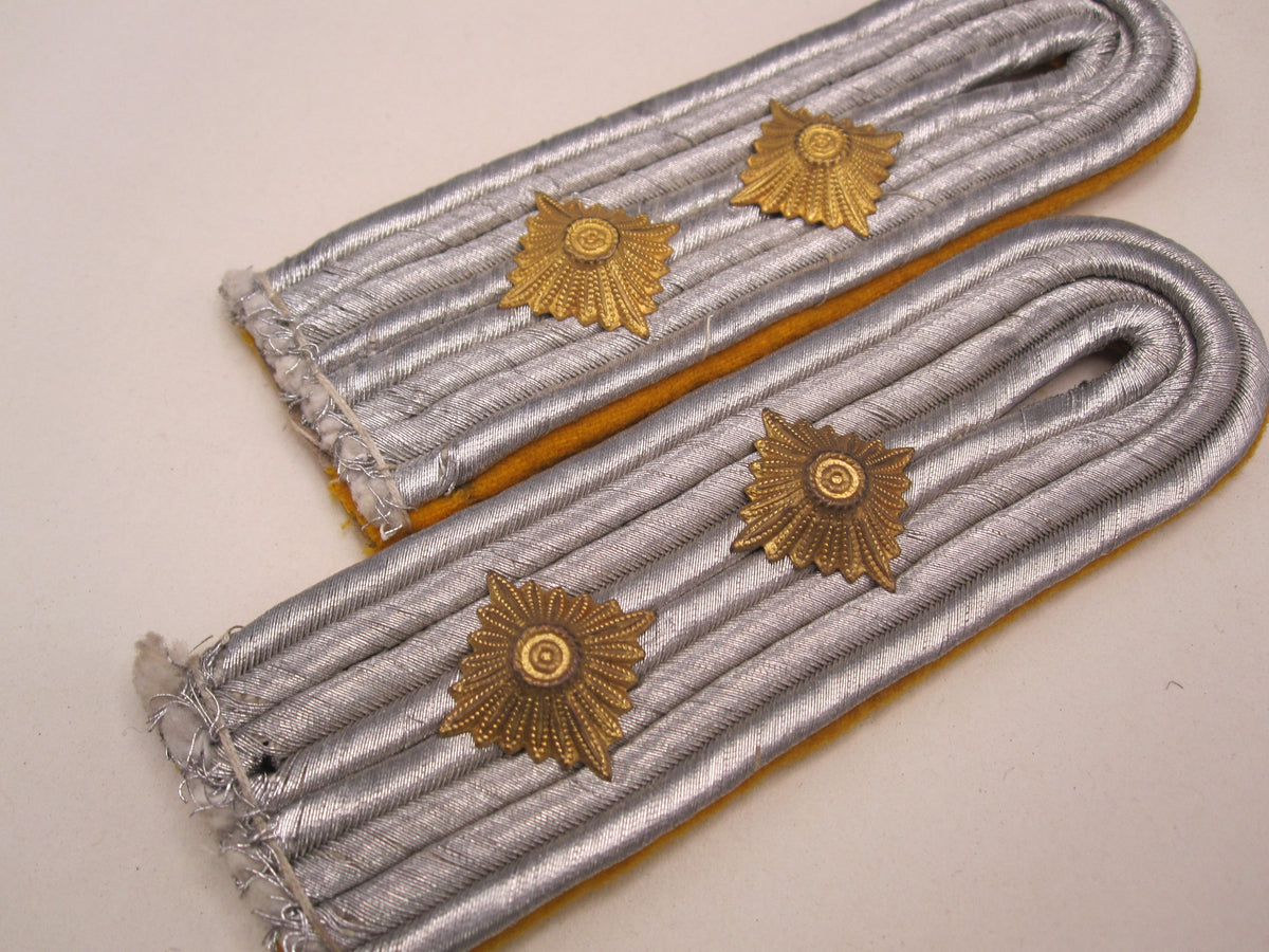H.W. - - Schulterklappen / Schulterstücke & Kragenspiegel der deutschen Luftwaffe