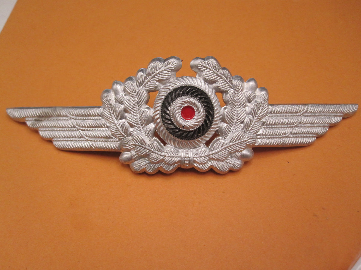 H.W. - - Mützenschwinge für die Schirmmütze der deutschen Luftwaffe