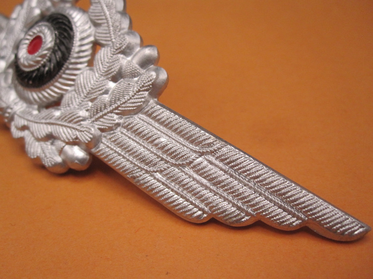H.W. - - Mützenschwinge für die Schirmmütze der deutschen Luftwaffe