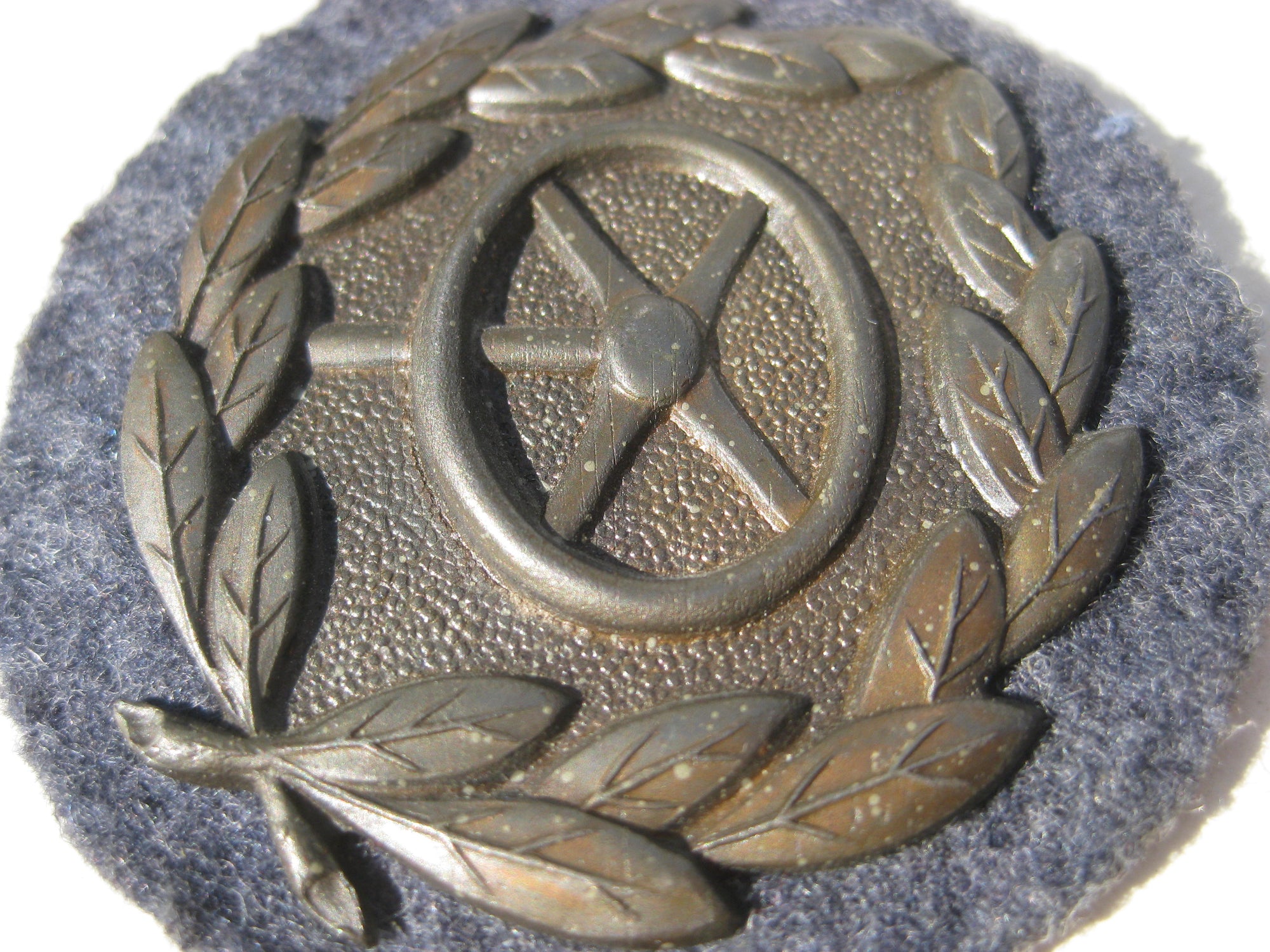 Kraftfahrbewährungsabzeichen in Bronze Ärmelabzeichen Tätigkeitsabzeichen der Luftwaffe in Mint Condition