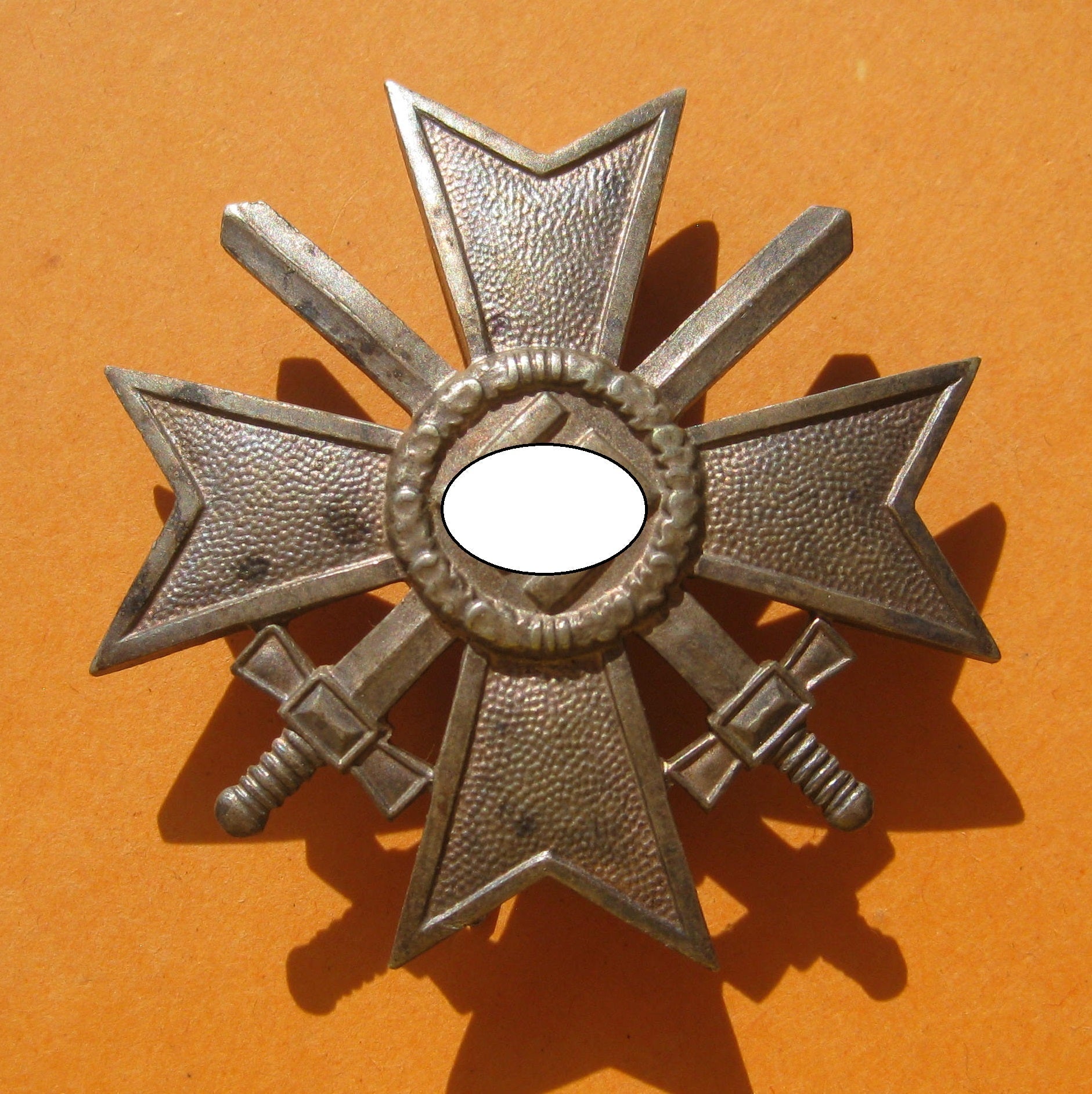Kriegsverdienstkreuz 1.Klasse mit Schwertern (KVK1/39) Buntmetall