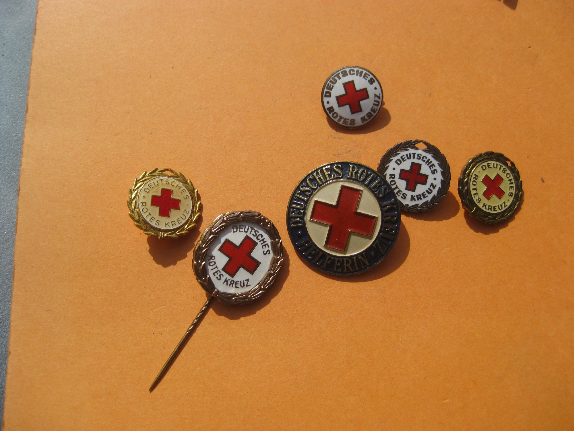 6 versch. DRK Brosche vom Roten Kreuz Schwesternbrosche Abzeichen