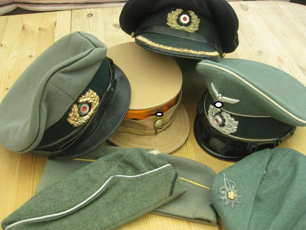 Helme und Kopfbedeckungen