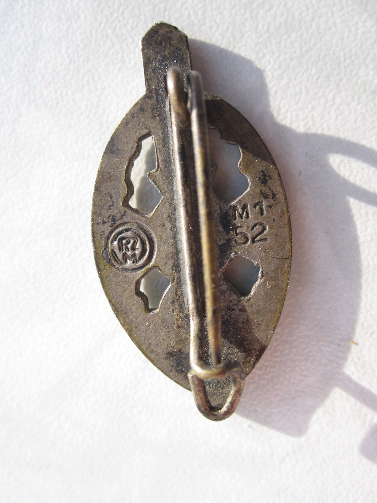 Mitgliedsabzeichen NSKOV Hersteller: &quot;RZM&quot; und &quot;M1/52&quot; DESCHLER &amp; SOHN / MÜNCHEN