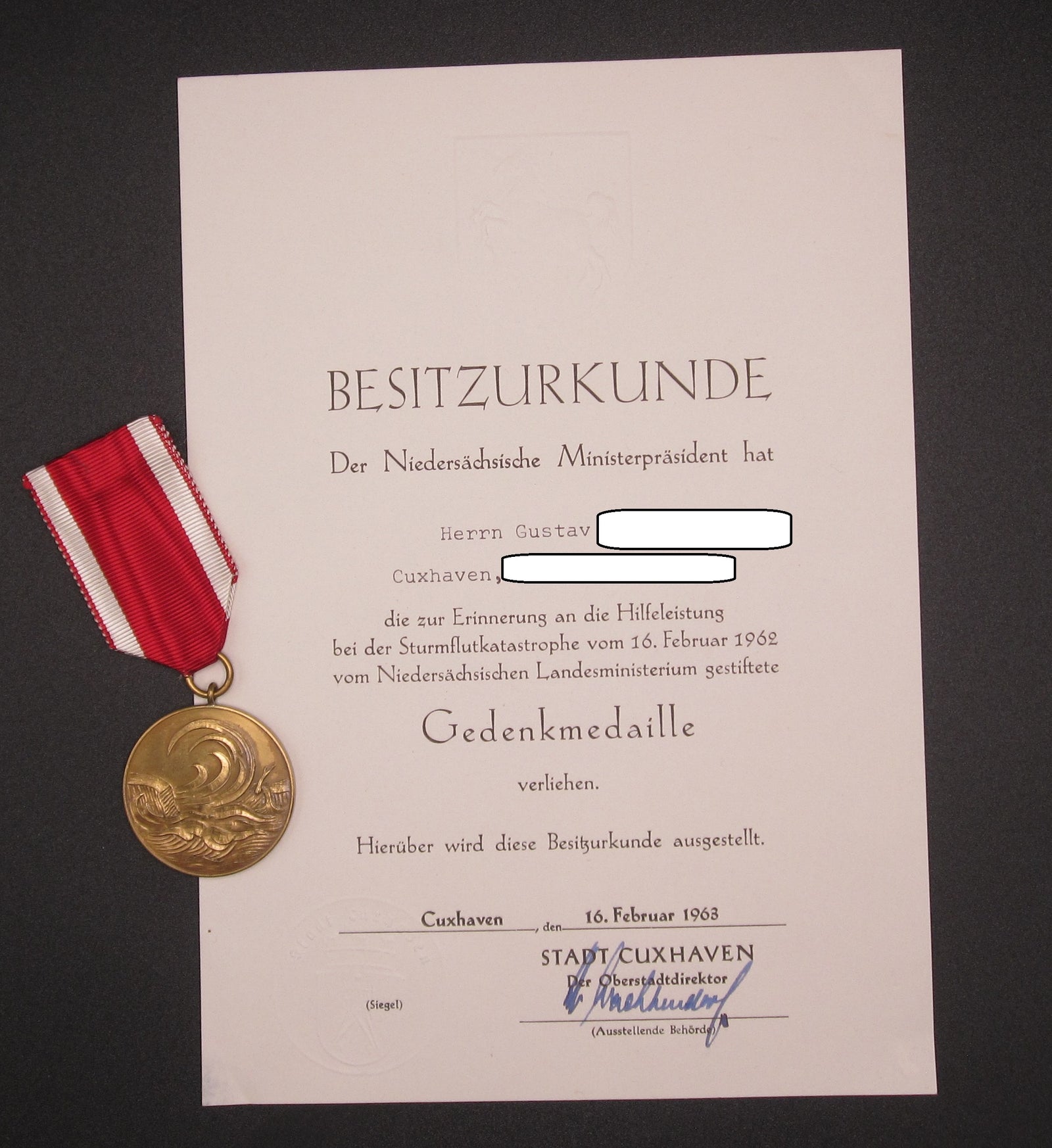 Verleihungsurkunde / Besitzzeugnis & Gedenkmedaille Sturmflutmedaille Cuxhaven 1962