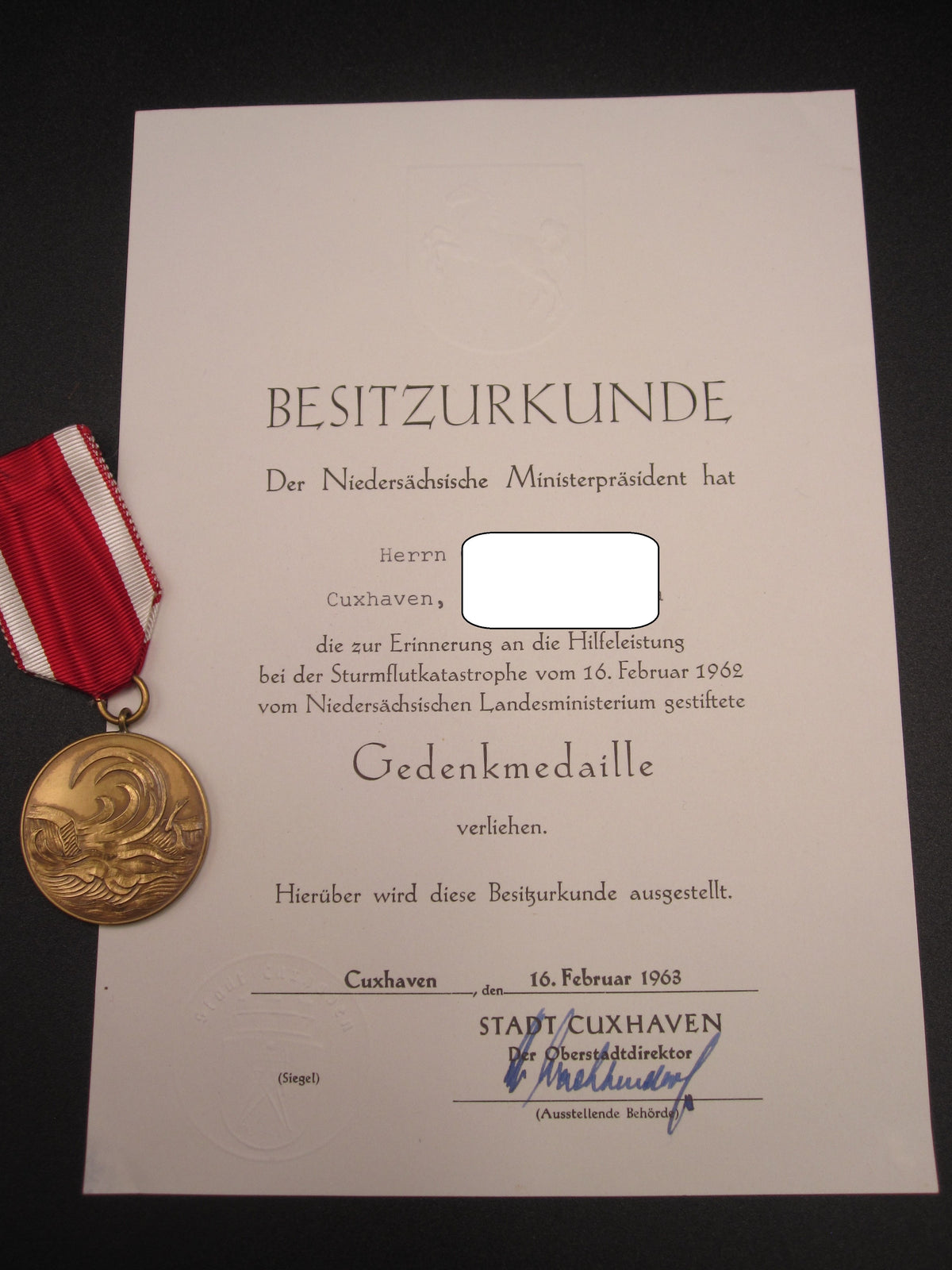 Verleihungsurkunde / Besitzzeugnis &amp; Gedenkmedaille Sturmflutmedaille Cuxhaven 1962