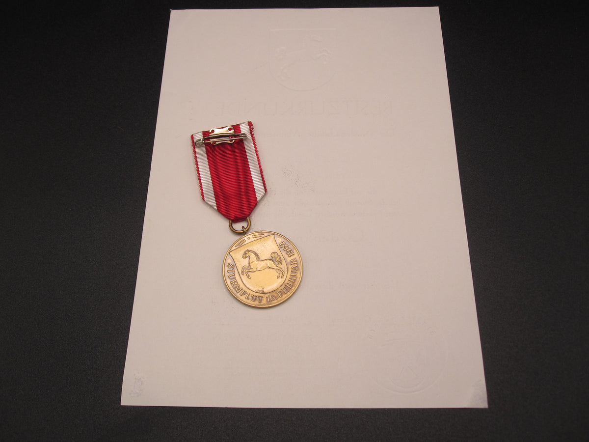 Verleihungsurkunde / Besitzzeugnis &amp; Gedenkmedaille Sturmflutmedaille Cuxhaven 1962