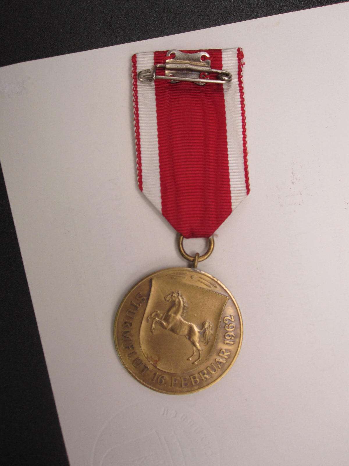 Verleihungsurkunde / Besitzzeugnis &amp; Gedenkmedaille Sturmflutmedaille Cuxhaven 1962