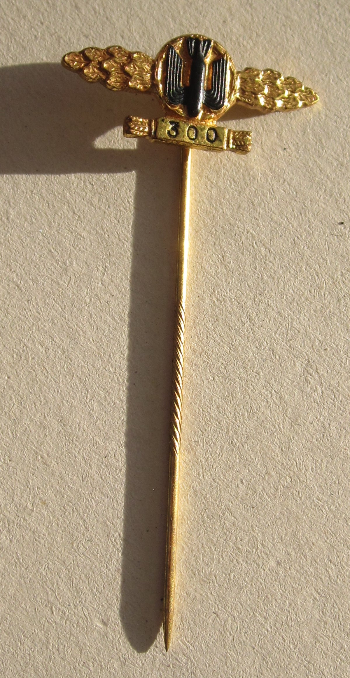 Miniatur Frontflugspange für Kampfflieger in GOLD mit Einsatzzahl 300