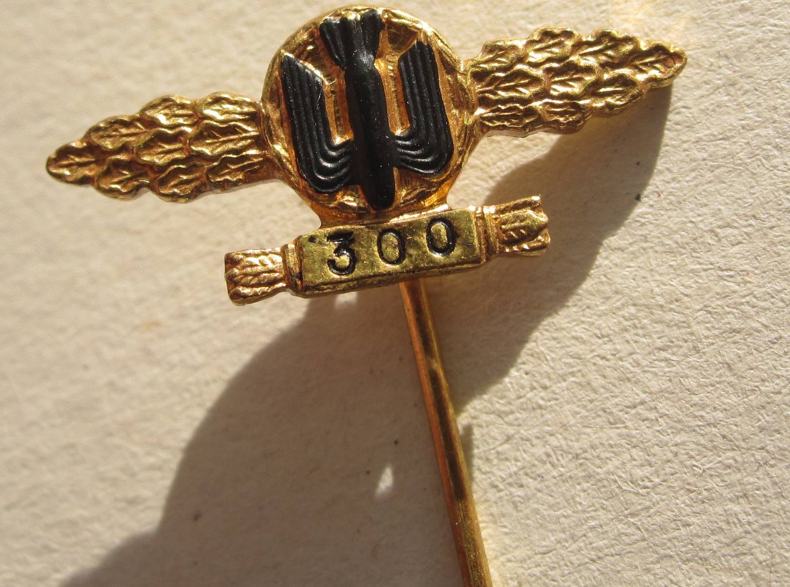 Miniatur Frontflugspange für Kampfflieger in GOLD mit Einsatzzahl 300