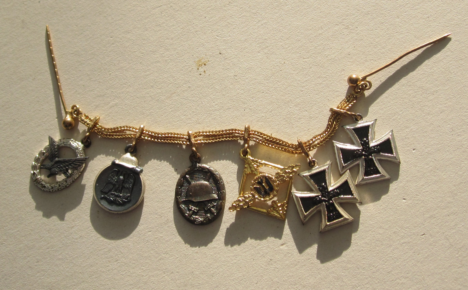 Miniaturkettchen  Frontflugspange für Kampfflieger in GOLD Eisernes Kreuz 1.Klasse 1939 Fliegerschütze etc