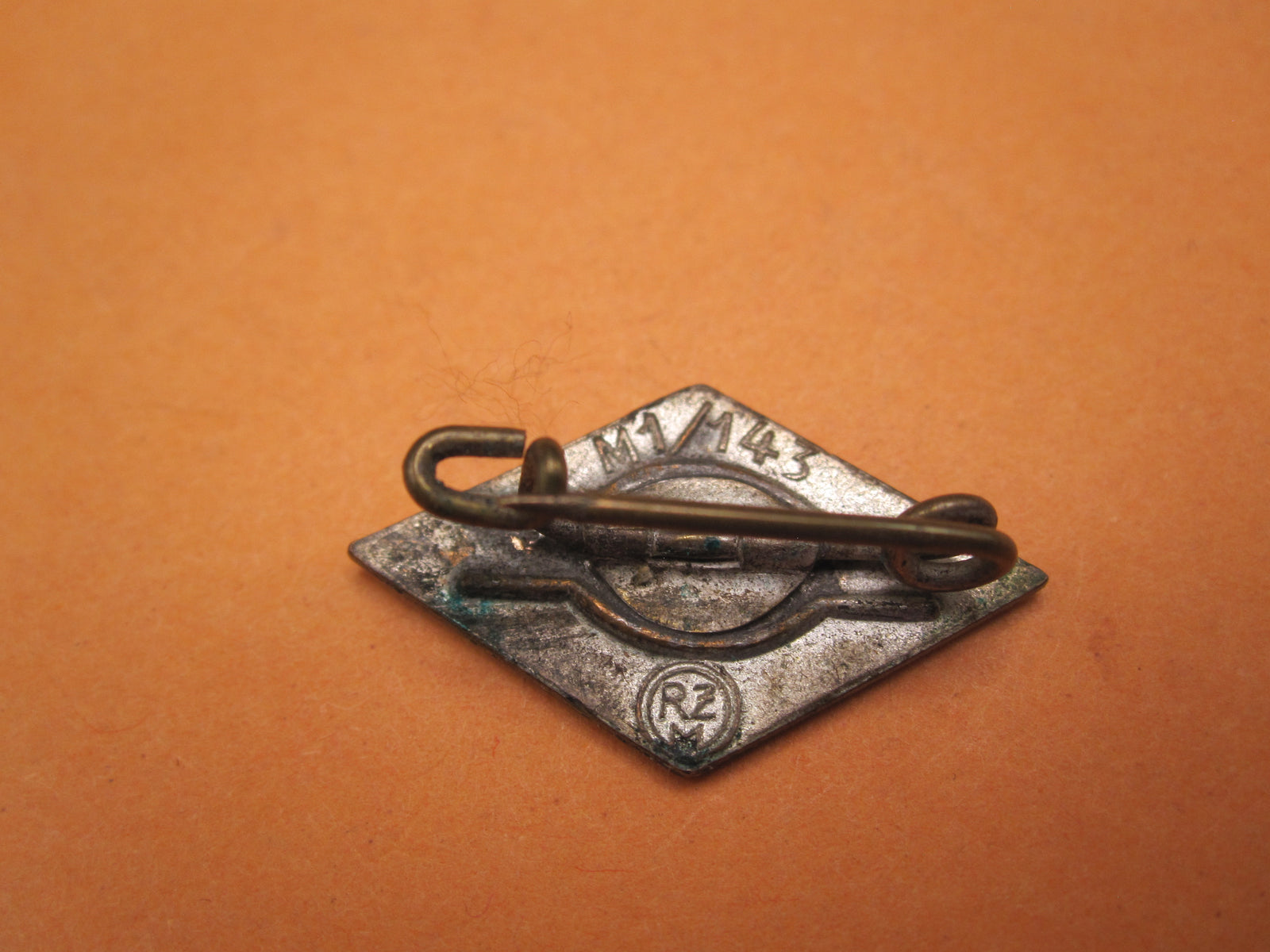 Hitlerjugend (HJ)  Mitgliedsabzeichen  Hersteller: M1/143