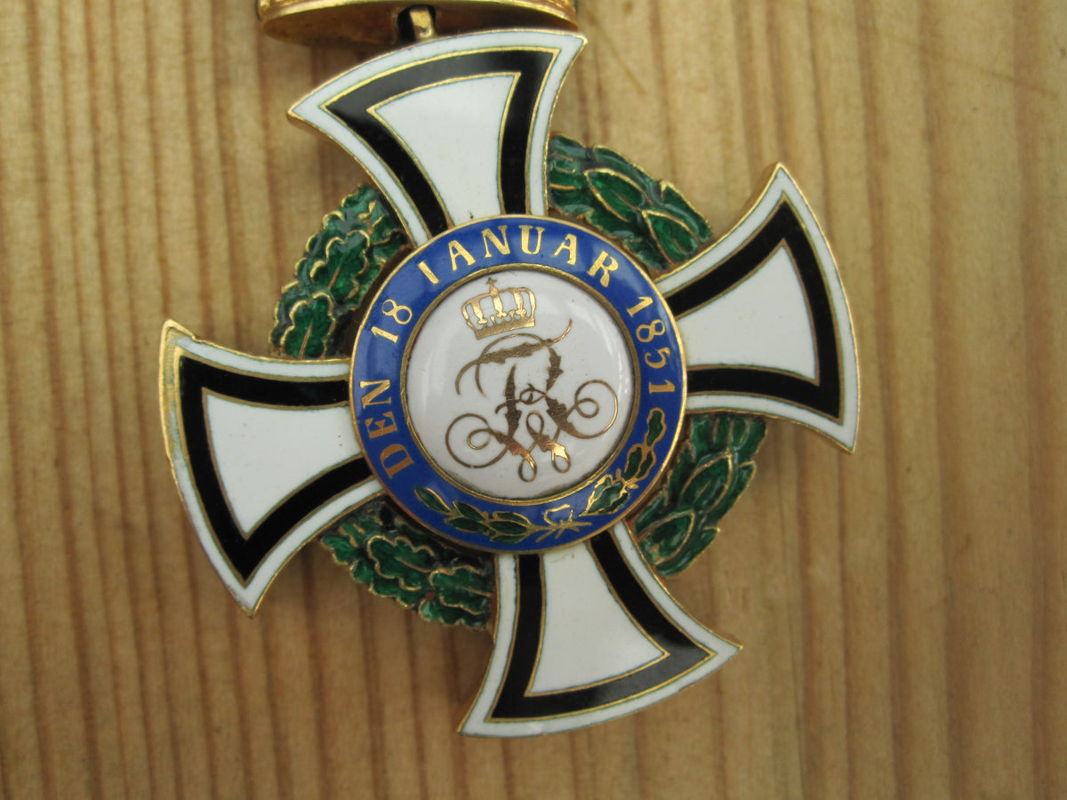 Ritterkreuz Hausorden von Hohenzollern in echt GOLD
