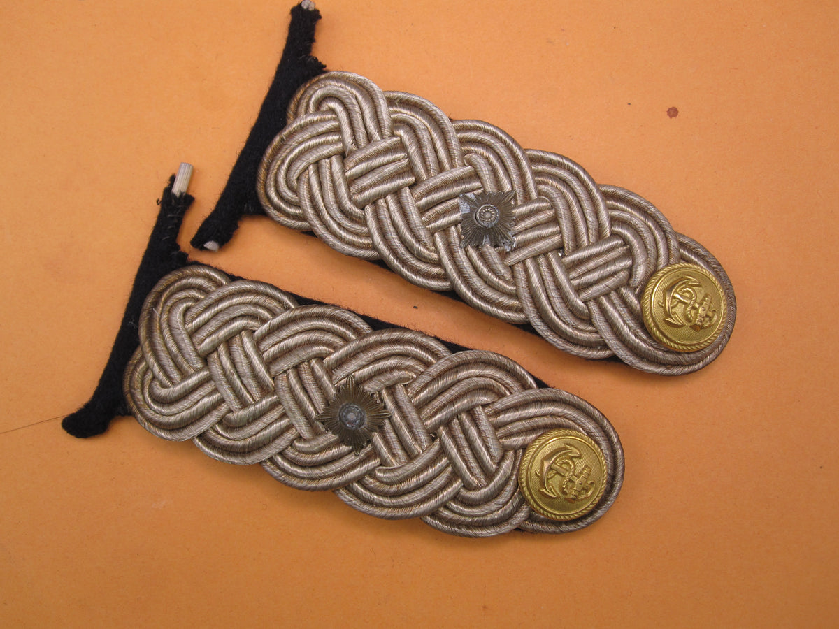 H.W.   -  -    ORIGINAL Schulterklappen / Schulterstücke Fregattenkapitän der Kriegsmarine