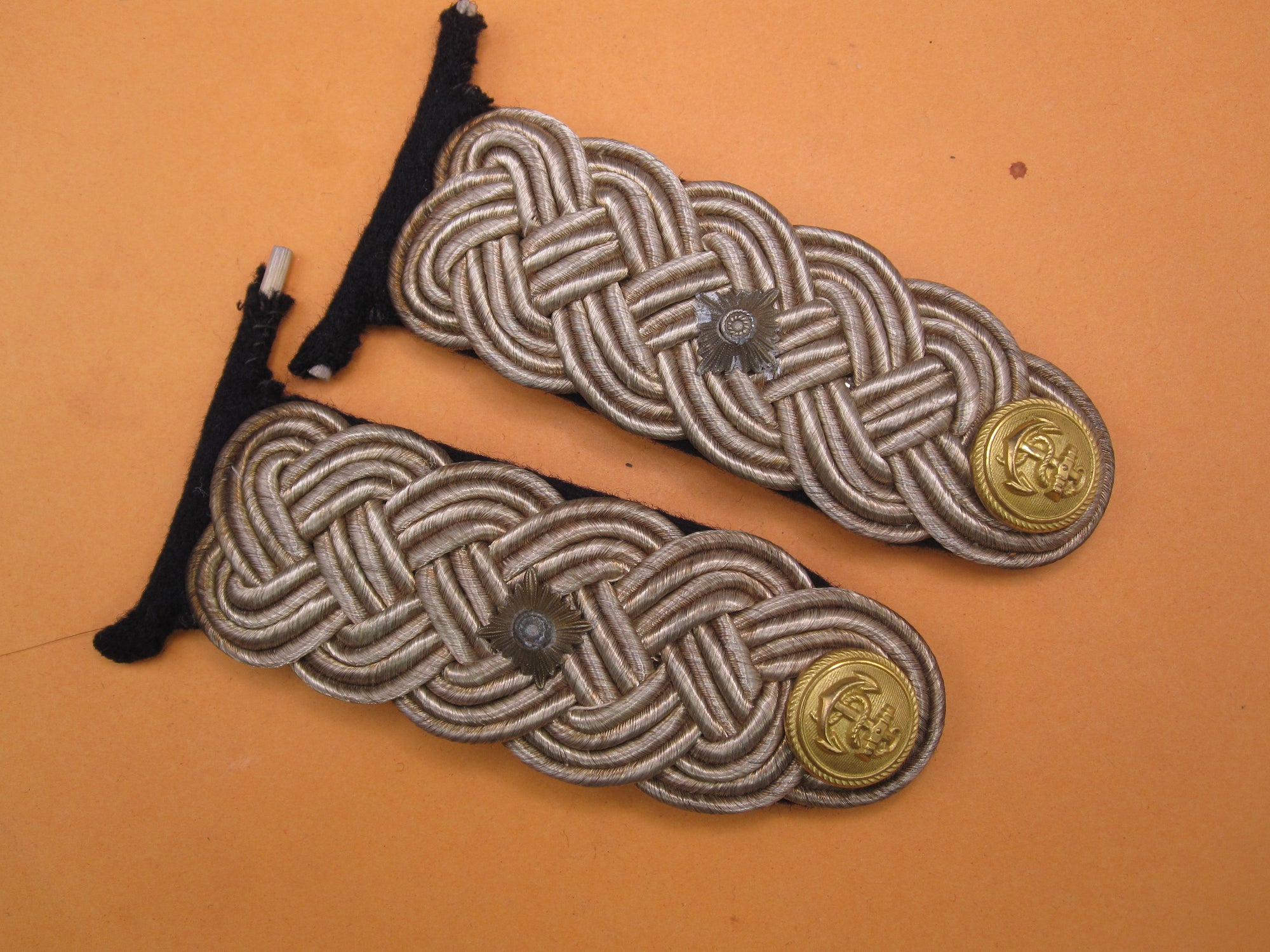 H.W.   -  -    ORIGINAL Schulterklappen / Schulterstücke Fregattenkapitän der Kriegsmarine