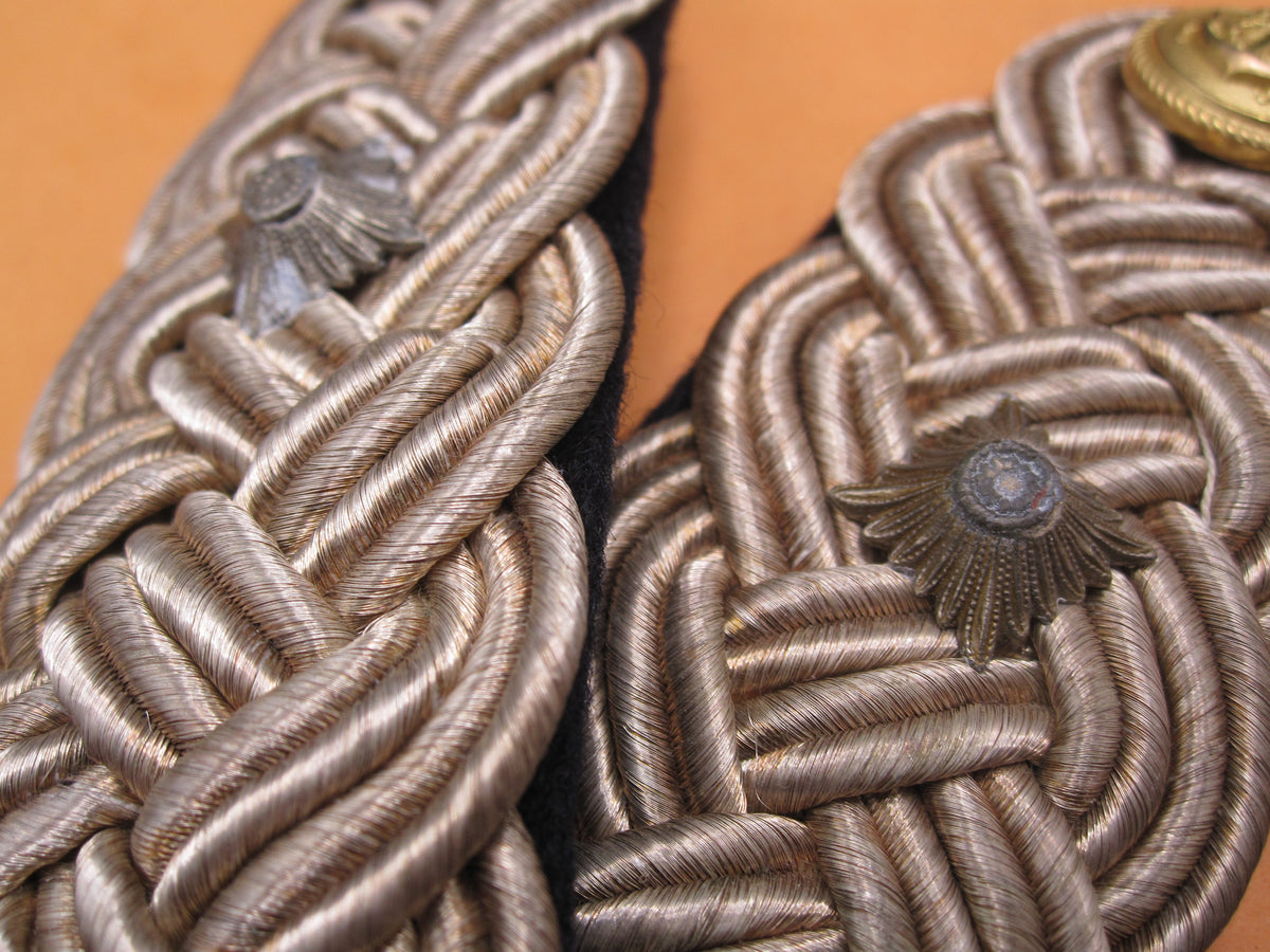 H.W.   -  -    ORIGINAL Schulterklappen / Schulterstücke Fregattenkapitän der Kriegsmarine