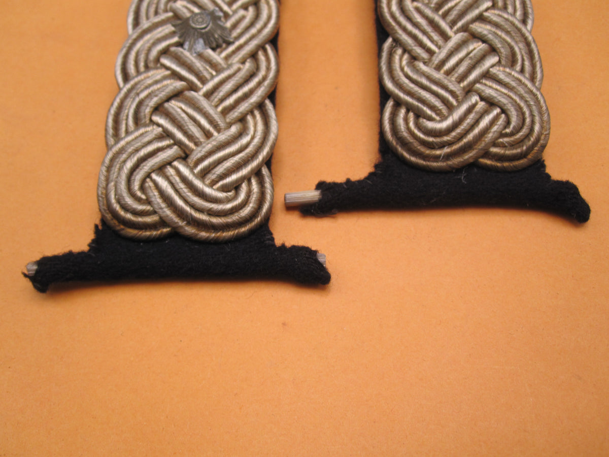 H.W.   -  -    ORIGINAL Schulterklappen / Schulterstücke Fregattenkapitän der Kriegsmarine