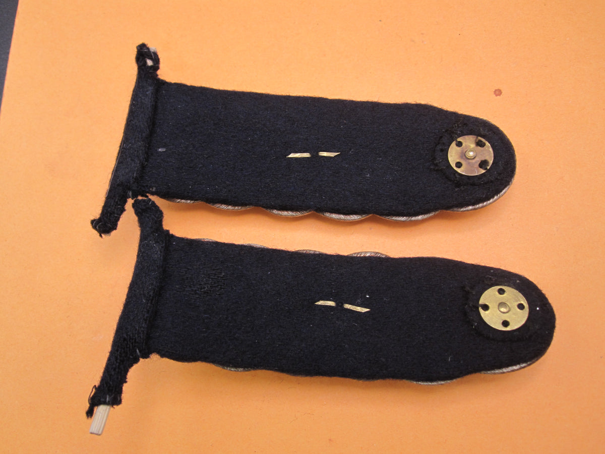 H.W.   -  -    ORIGINAL Schulterklappen / Schulterstücke Fregattenkapitän der Kriegsmarine