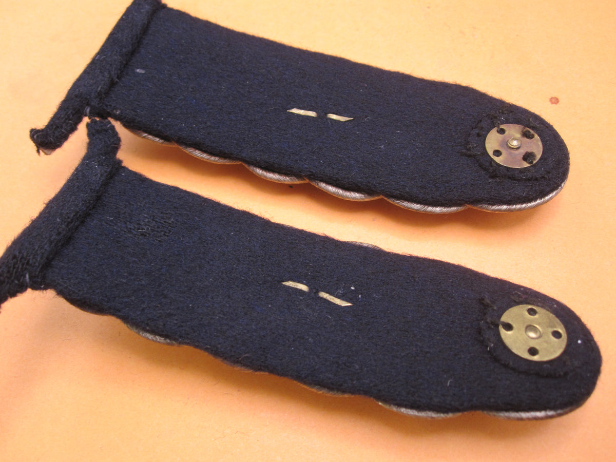 H.W.   -  -    ORIGINAL Schulterklappen / Schulterstücke Fregattenkapitän der Kriegsmarine