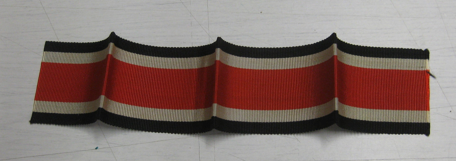 H.W.  -  -  ORIGINAL Bandabschnitt Ordensband Halsband für Ritterkreuz des Eisernen Kreuzes
