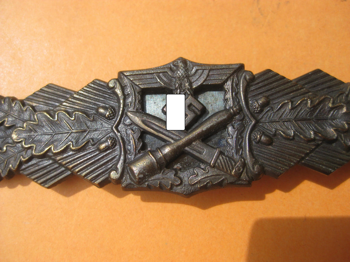 H.W.  - -    Nahkampfspange in Bronze Hersteller: JFS Mint Condition
