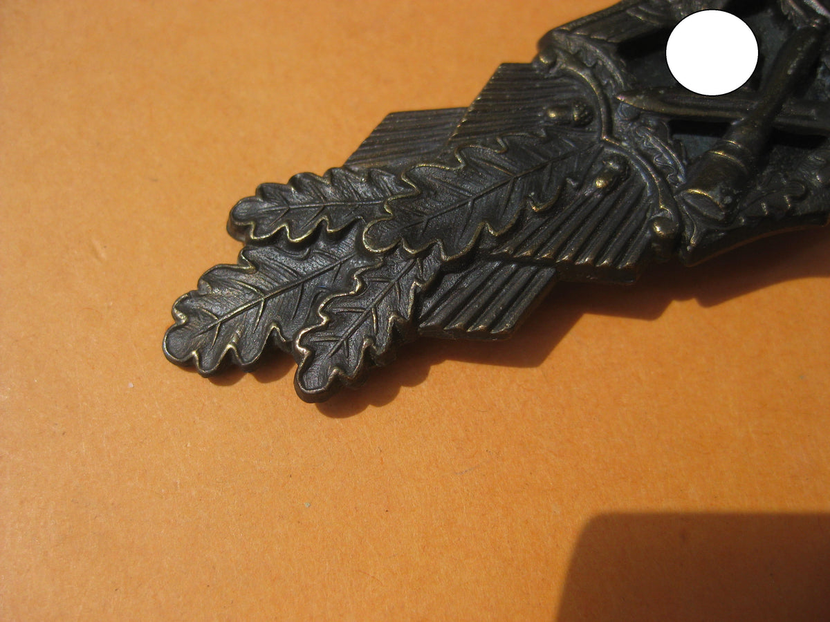 H.W.  - -    Nahkampfspange in Bronze Hersteller: JFS Mint Condition
