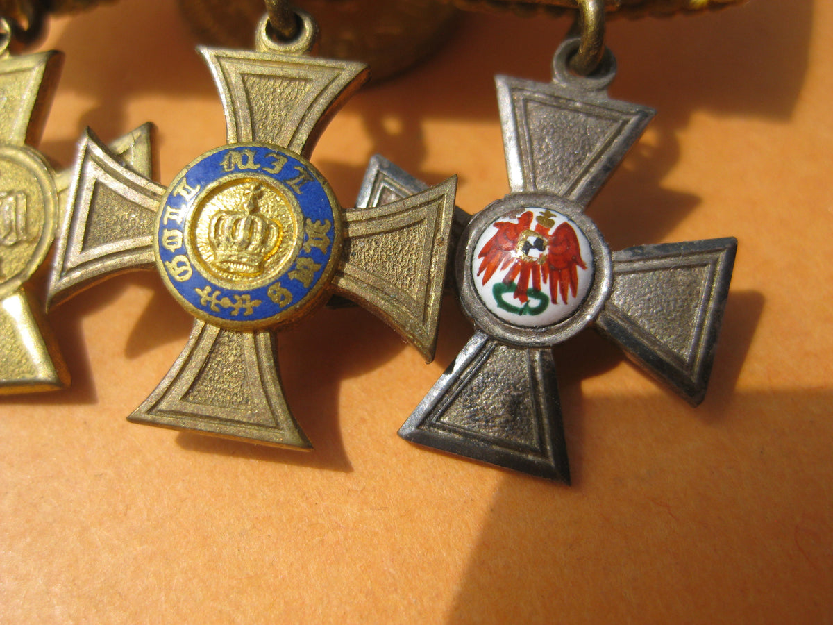 H.W.  - -    3er Miniatur Miniaturkettchen Miniaturkette Frackkette Bandschleife