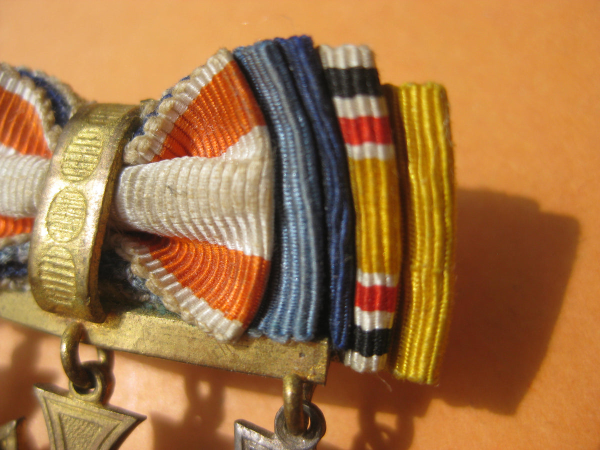 H.W.  - -    3er Miniatur Miniaturkettchen Miniaturkette Frackkette Bandschleife