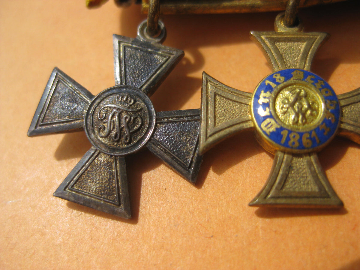 H.W.  - -    3er Miniatur Miniaturkettchen Miniaturkette Frackkette Bandschleife