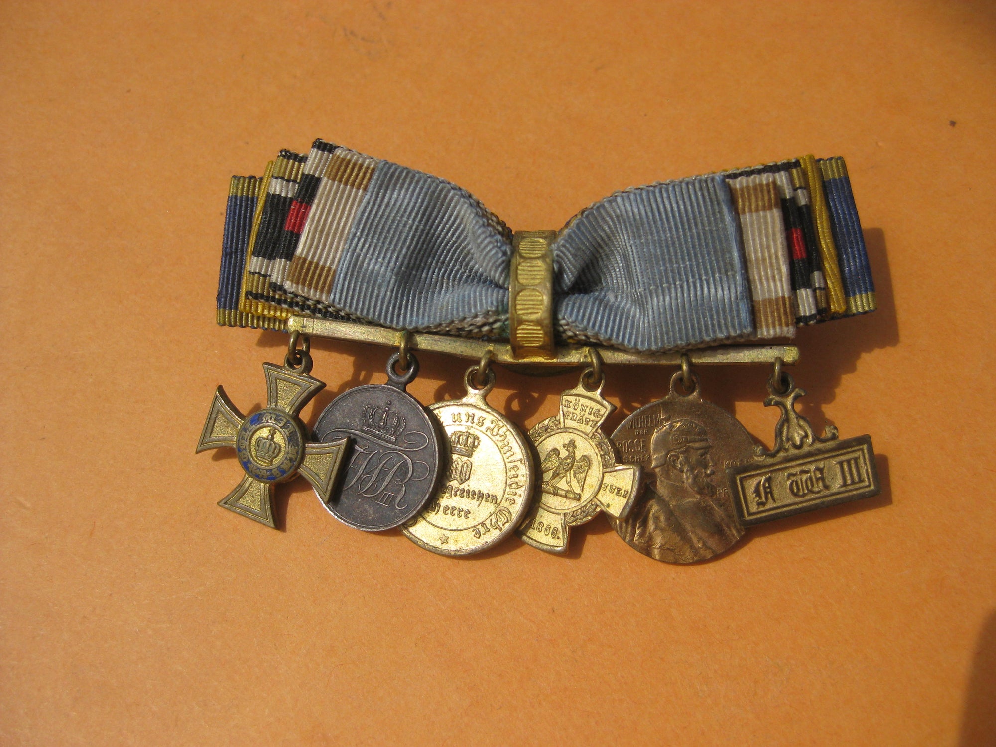 H.W.       6er Miniatur Miniaturkettchen Miniaturkette Frackkette Bandschleife