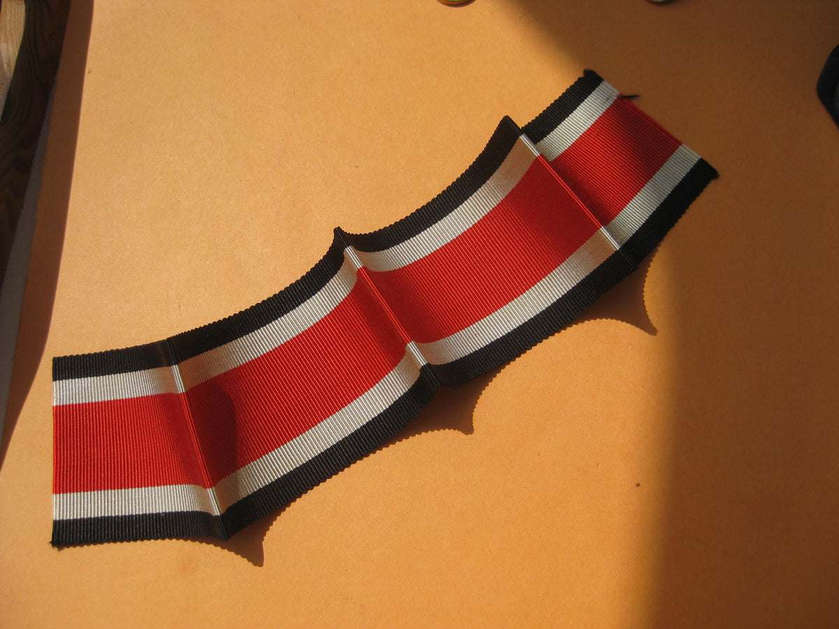 H.W.  -  -  ORIGINAL Bandabschnitt Ordensband Halsband für Ritterkreuz des Eisernen Kreuzes