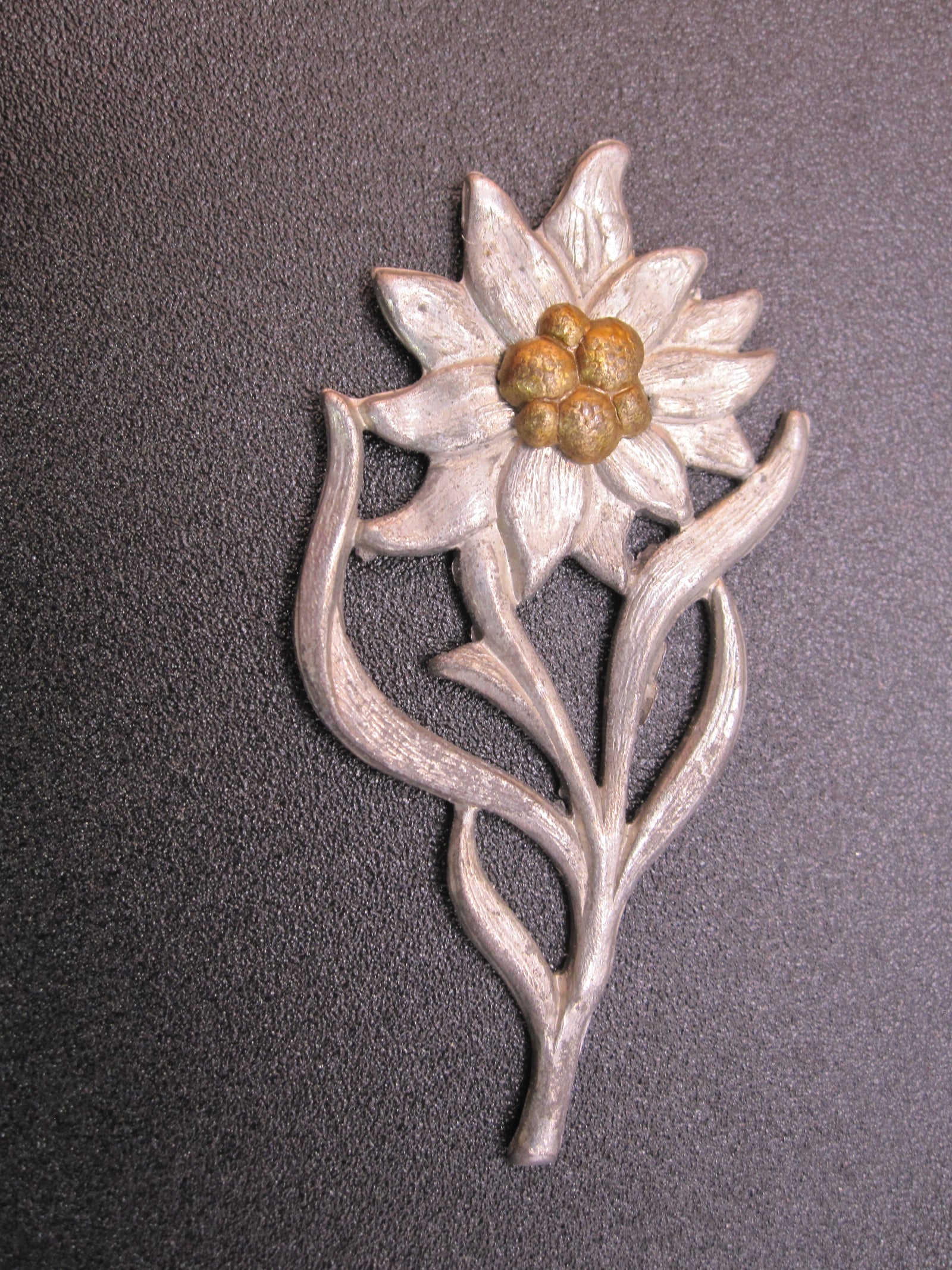 H.W.  -  -   Mützenkokarde Mützenabzeichen HJ Gruppe HOCHLAND