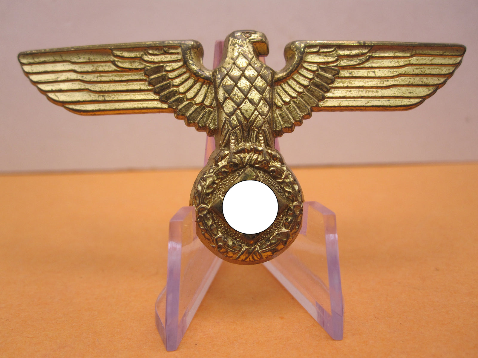 H.W.  -    -     Mützenadler Goldenes Mützenabzeichen für Schirmmütze der Partei ,  politischer Leiter NEUE FORM