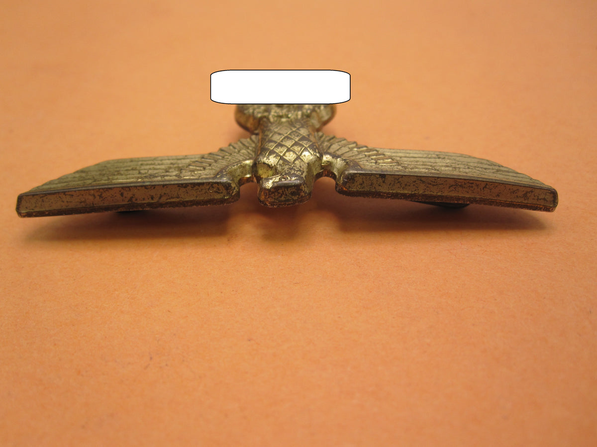 H.W.  -    -     Mützenadler Goldenes Mützenabzeichen für Schirmmütze der Partei ,  politischer Leiter NEUE FORM