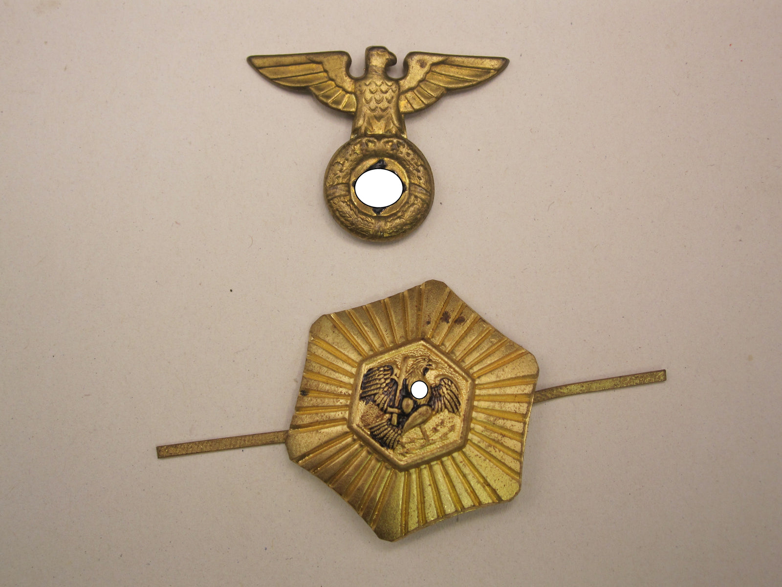 H.W.  -  -    Mützenadler & Stern für SA- FELDJÄGERKORPS Schaftmütze 1.Modell ALTER ART