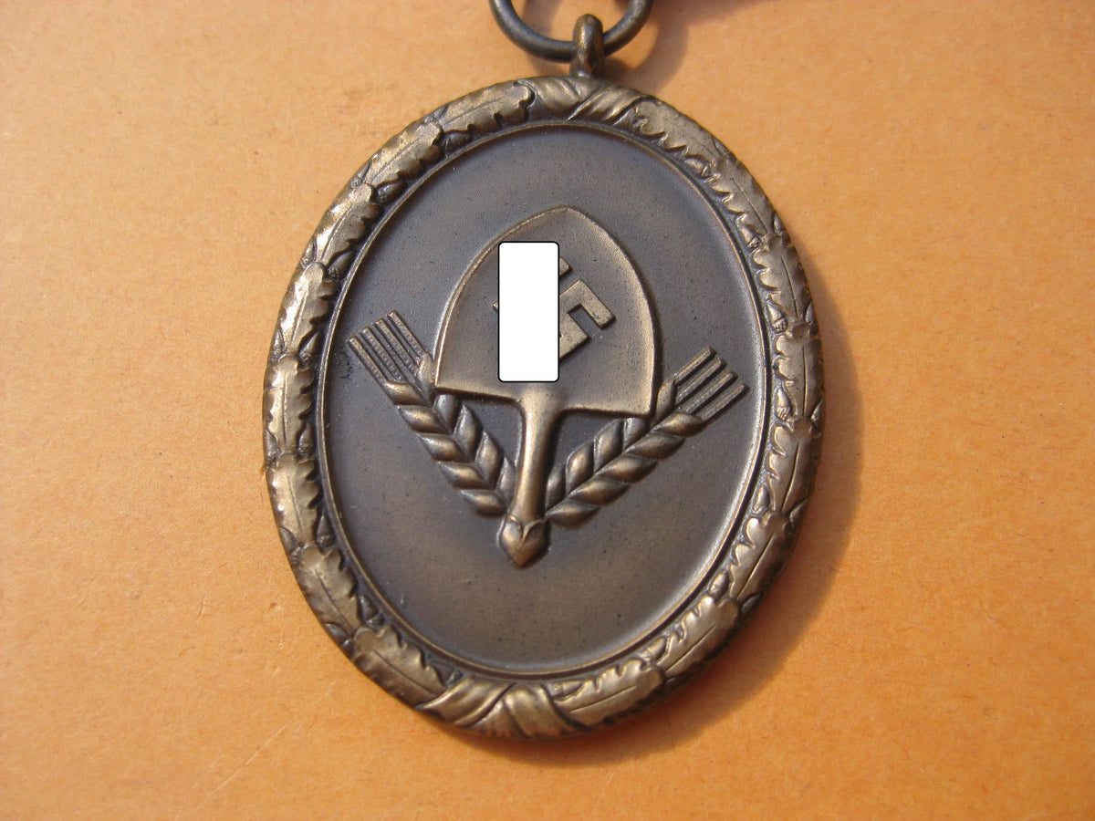 H.W.        Reichsarbeitsdienst Dienstauszeichnung für 4 Dienstjahre 4. Stufe für Männer in Bronze Mint Condition