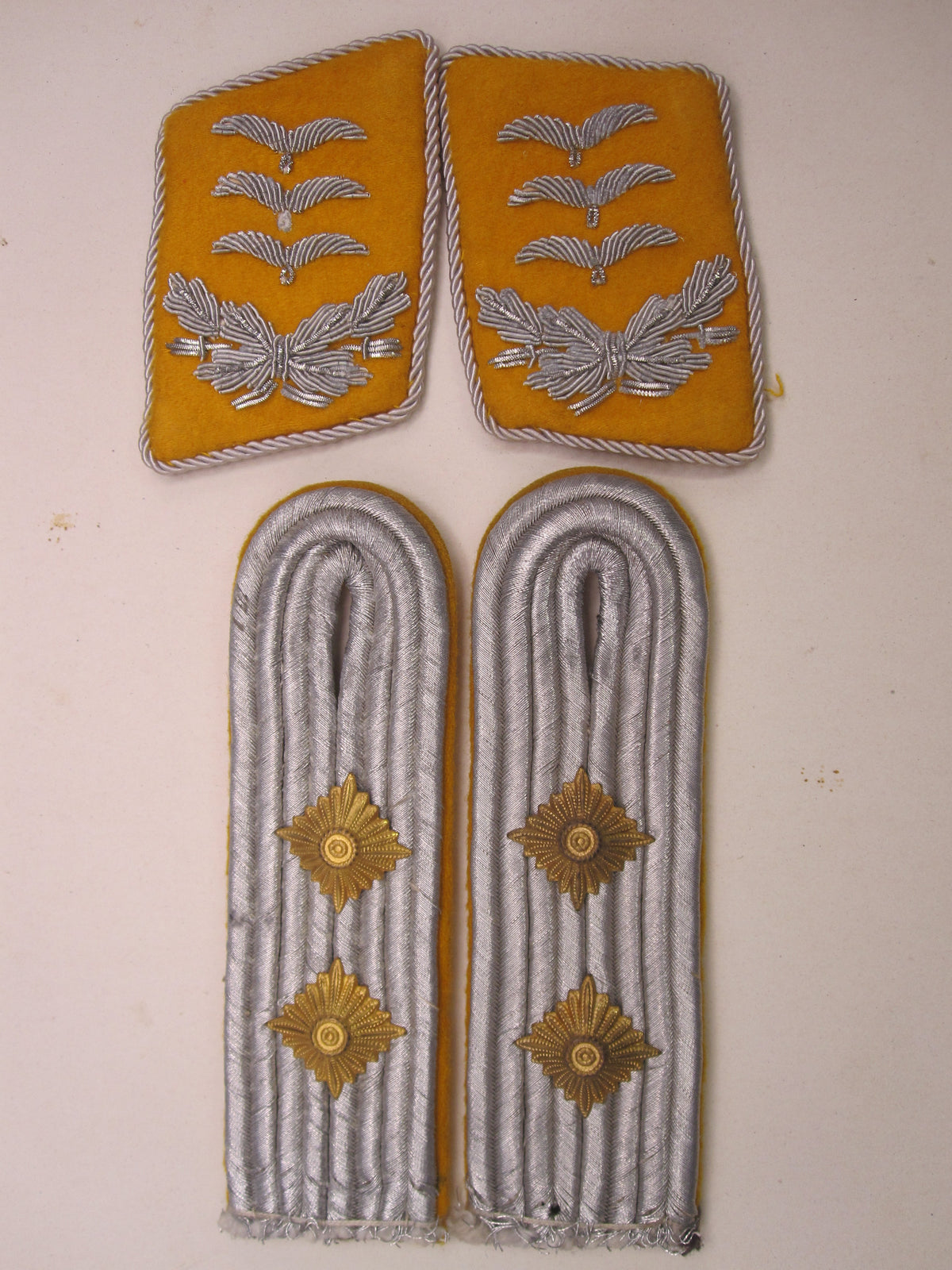 H.W.  -   -  Schulterklappen / Schulterstücke &amp; Kragenspiegel der deutschen Luftwaffe