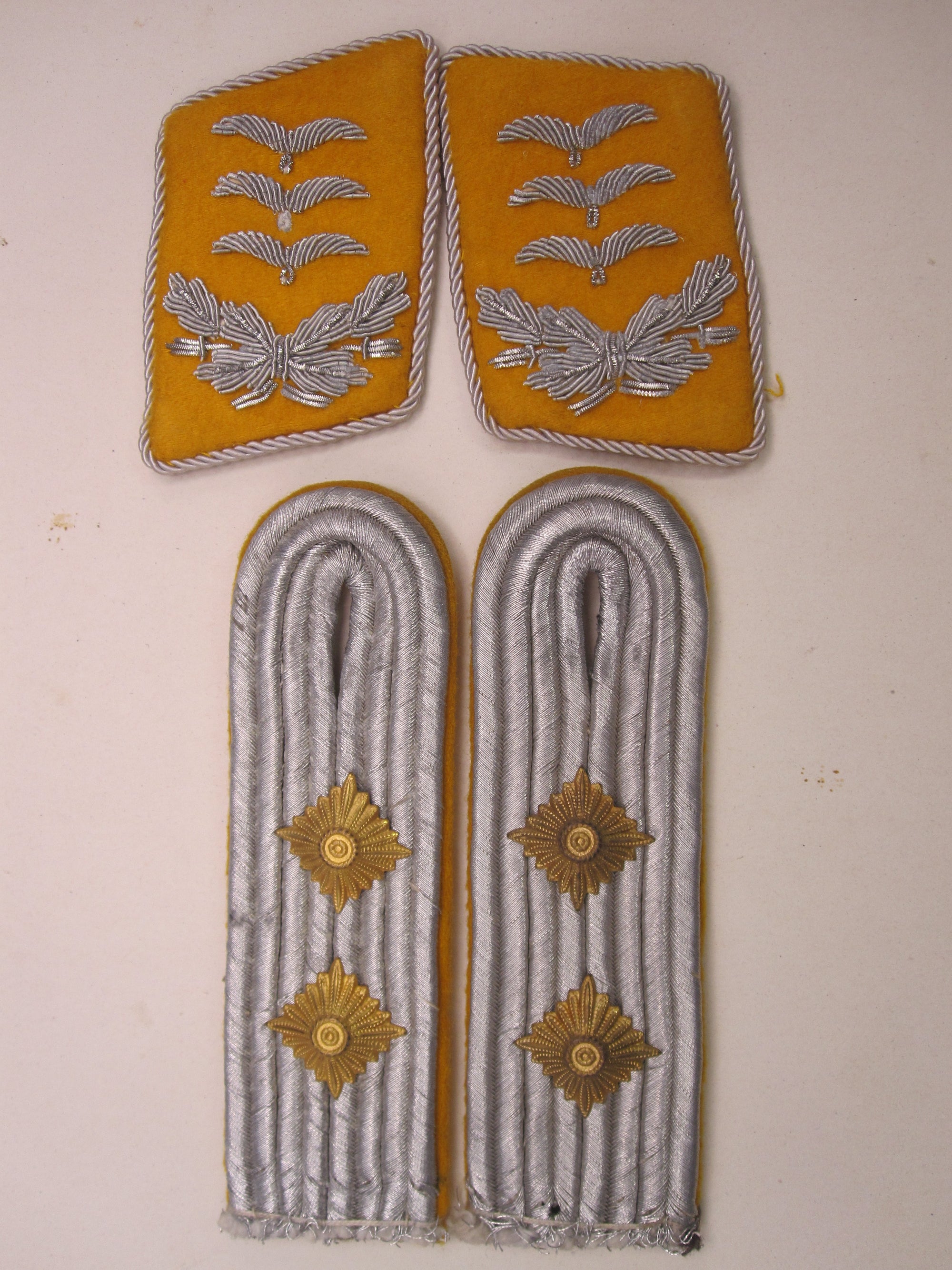 H.W.  -   -  Schulterklappen / Schulterstücke & Kragenspiegel der deutschen Luftwaffe
