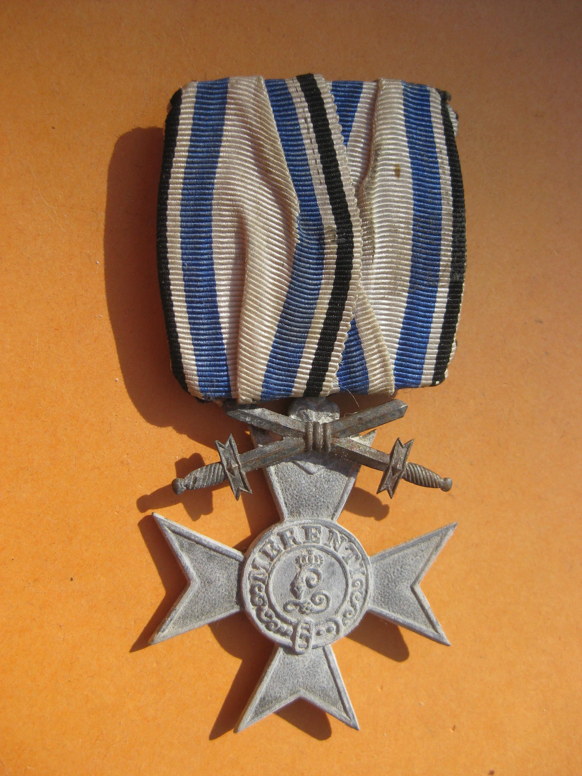 H.W.     BAYERN Königreich bayrisches Militärverdienstkreuz 3.Klasse mit Schwertern (MVK) 1913-1918 aus KRIEGSMETALL