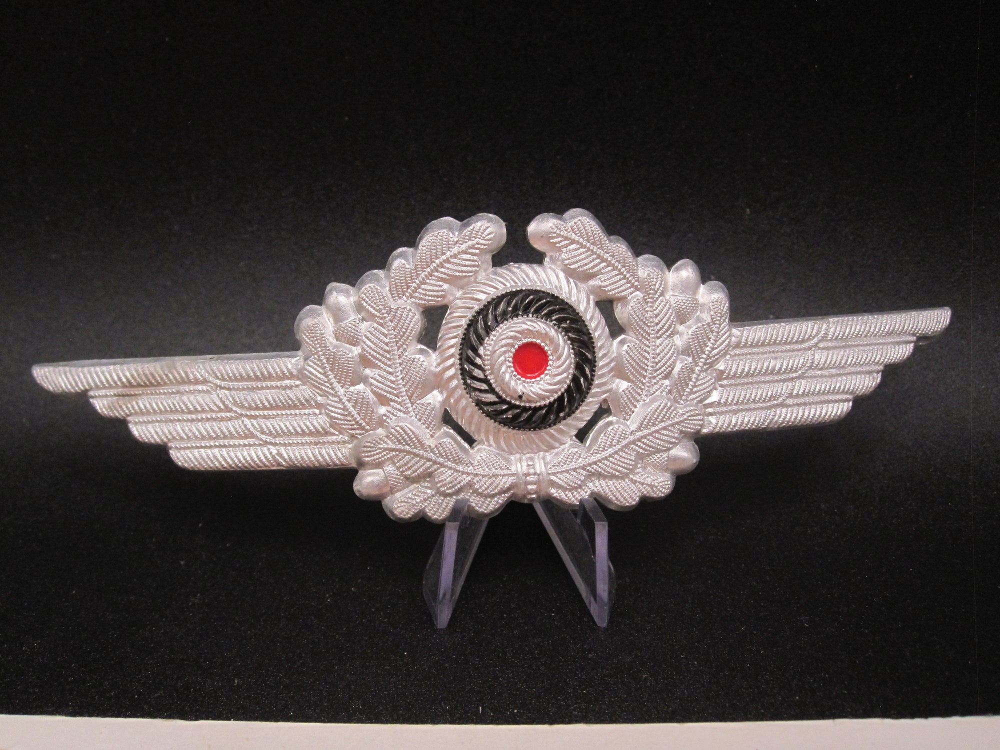 H.W.  -   -  Mützenschwinge für die Schirmmütze der deutschen Luftwaffe