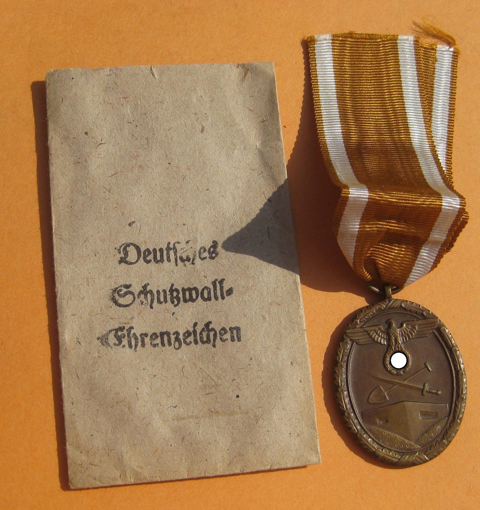 Schutzwallmedaille Deutsches Schutzwall Ehrenzeichen Hersteller: Carl Poelath Mint Condition