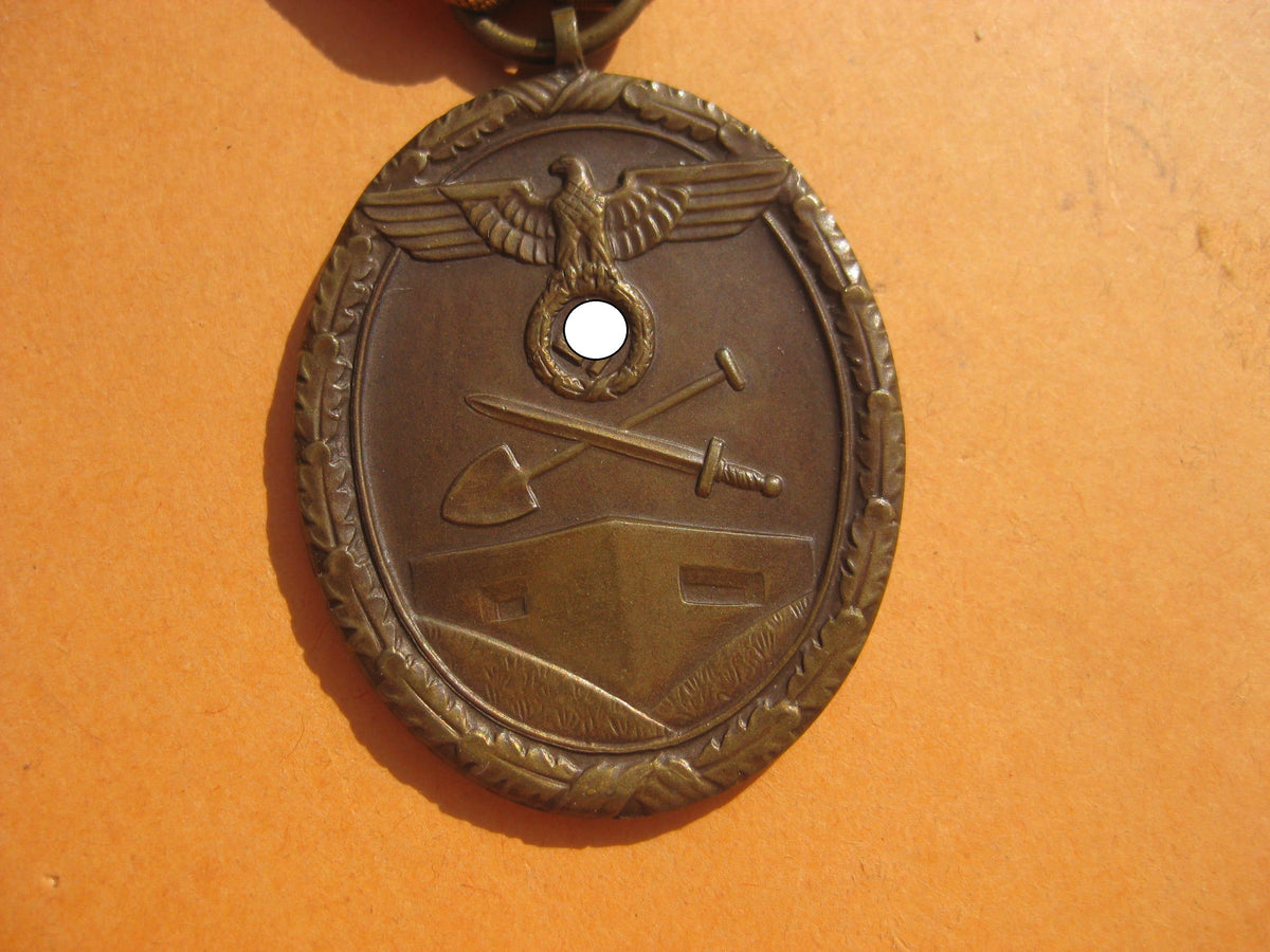 Schutzwallmedaille Deutsches Schutzwall Ehrenzeichen Hersteller: Carl Poelath Mint Condition
