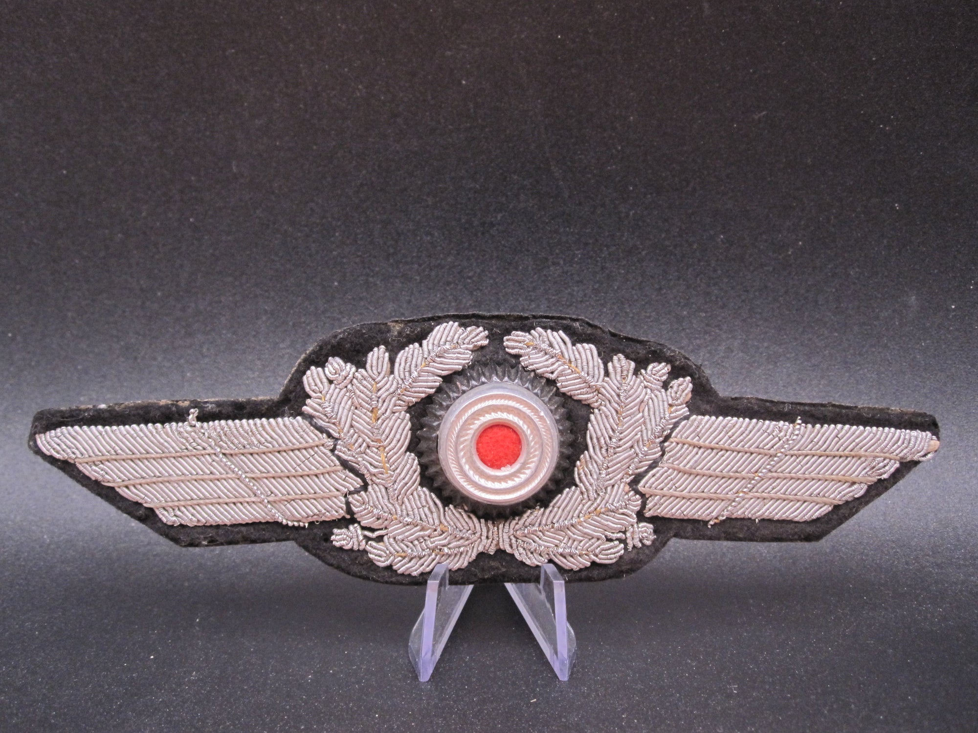 H.W.  -   -  Mützenschwinge für die Schirmmütze der deutschen Luftwaffe