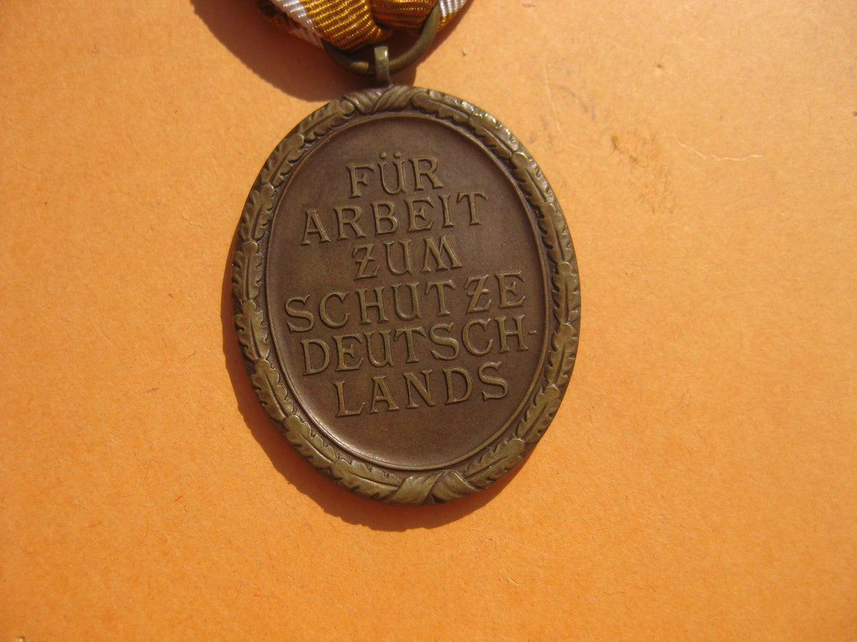 Schutzwallmedaille Deutsches Schutzwall Ehrenzeichen Hersteller: Carl Poelath Mint Condition