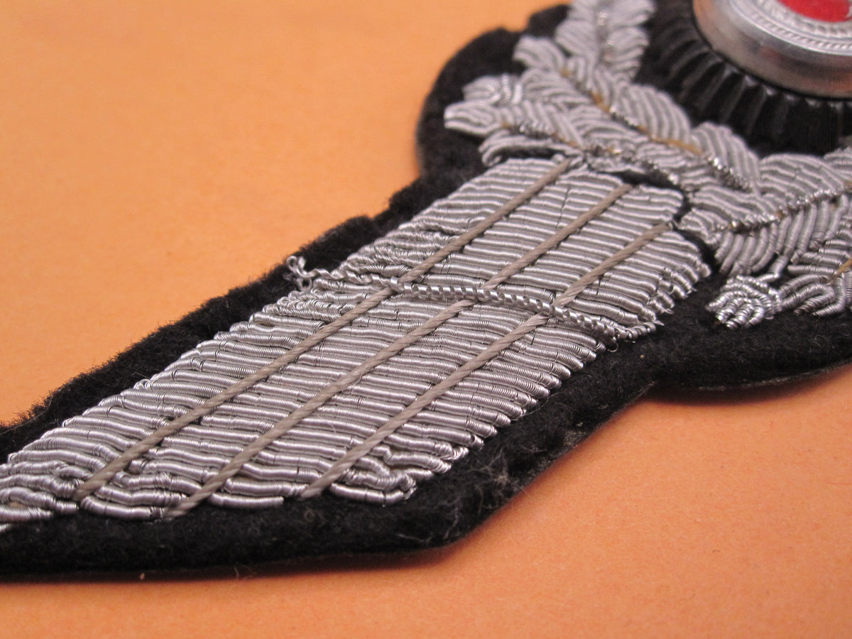 H.W.  -   -  Mützenschwinge für die Schirmmütze der deutschen Luftwaffe