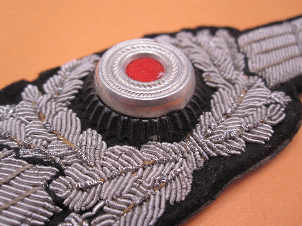 H.W.  -   -  Mützenschwinge für die Schirmmütze der deutschen Luftwaffe