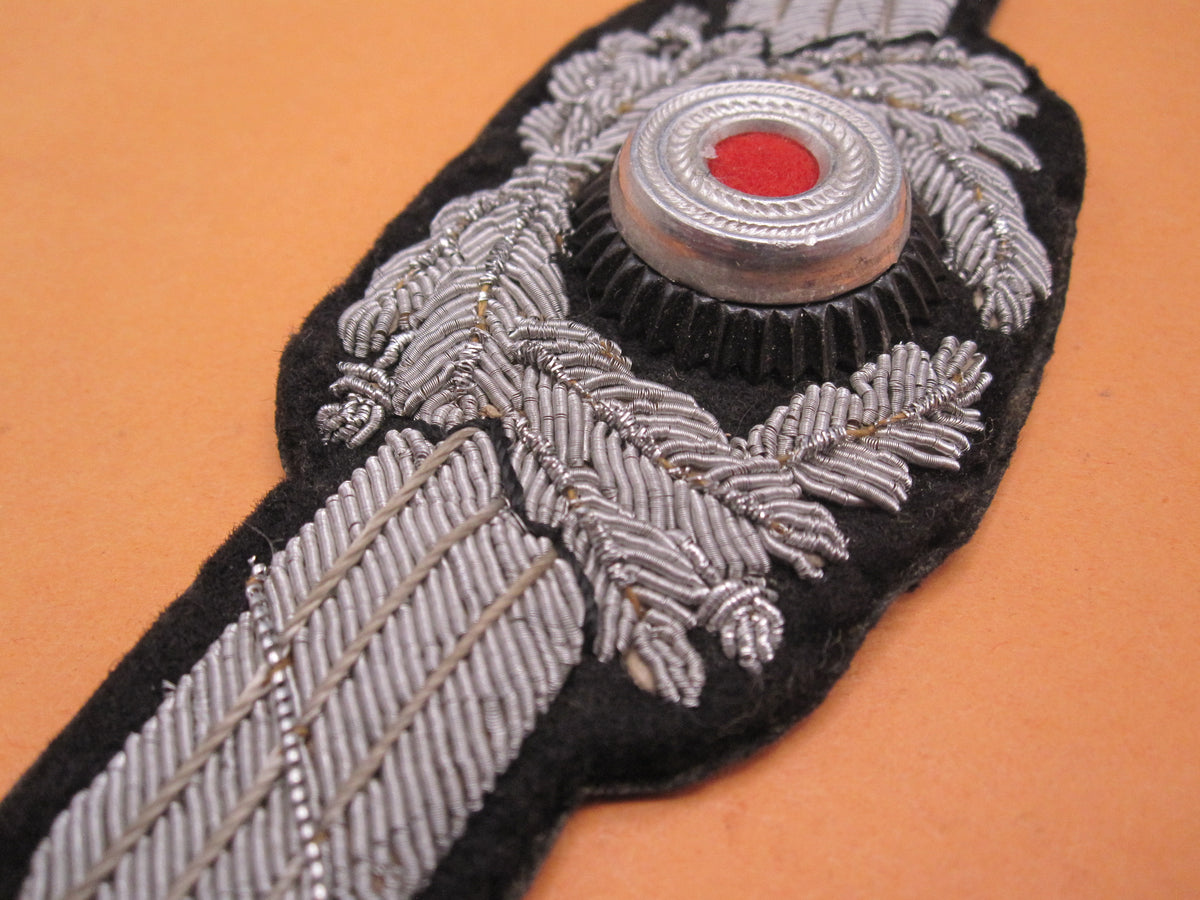 H.W.  -   -  Mützenschwinge für die Schirmmütze der deutschen Luftwaffe